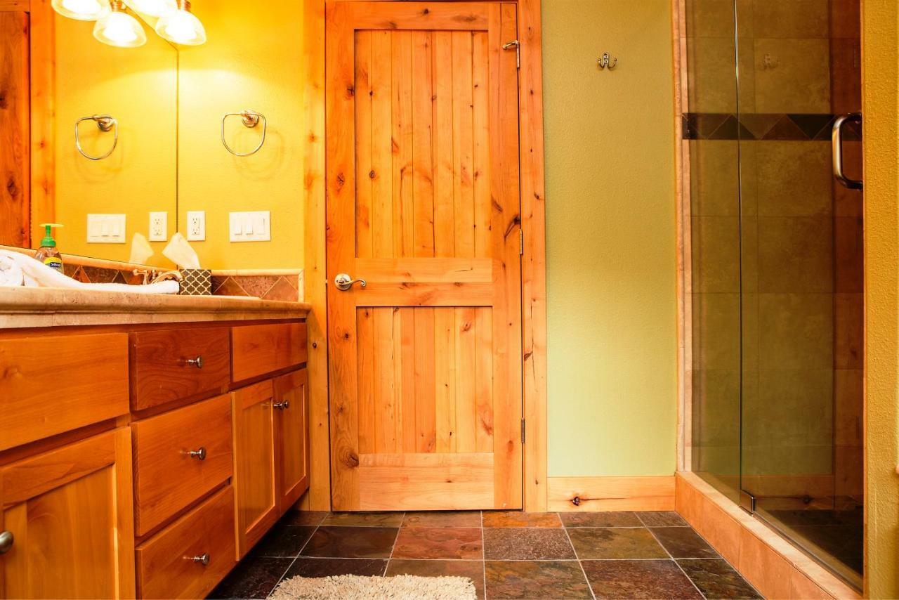 5-Star Luxury Tahoe Cabin! Great Location! Pool Table!Darts! Poker! Ping Pong! Games! South Lake Tahoe Luaran gambar